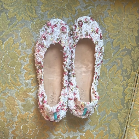Rose garden tieks - Picture 3 of 6